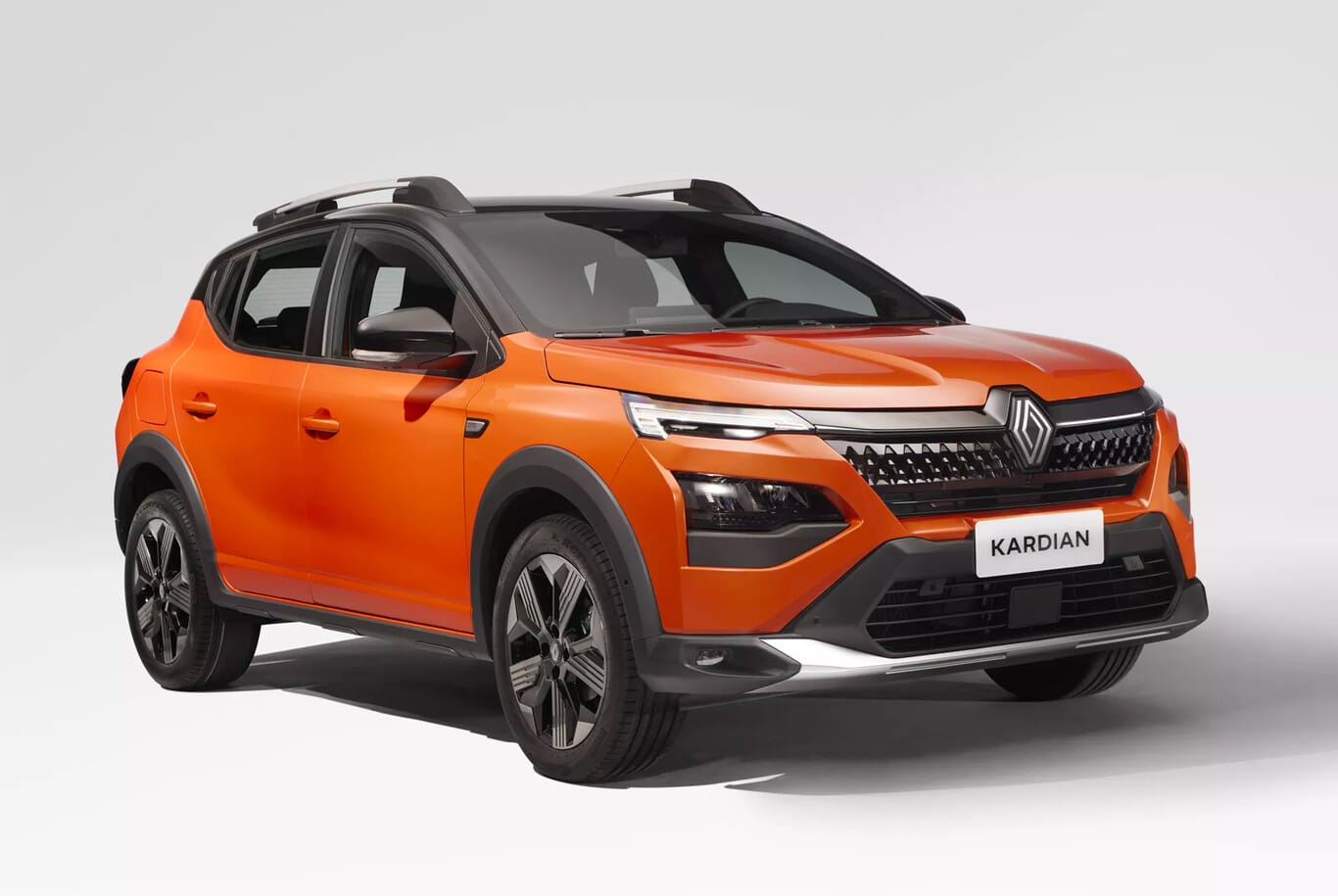 Renault Kardian Naranja en un fondo blanco