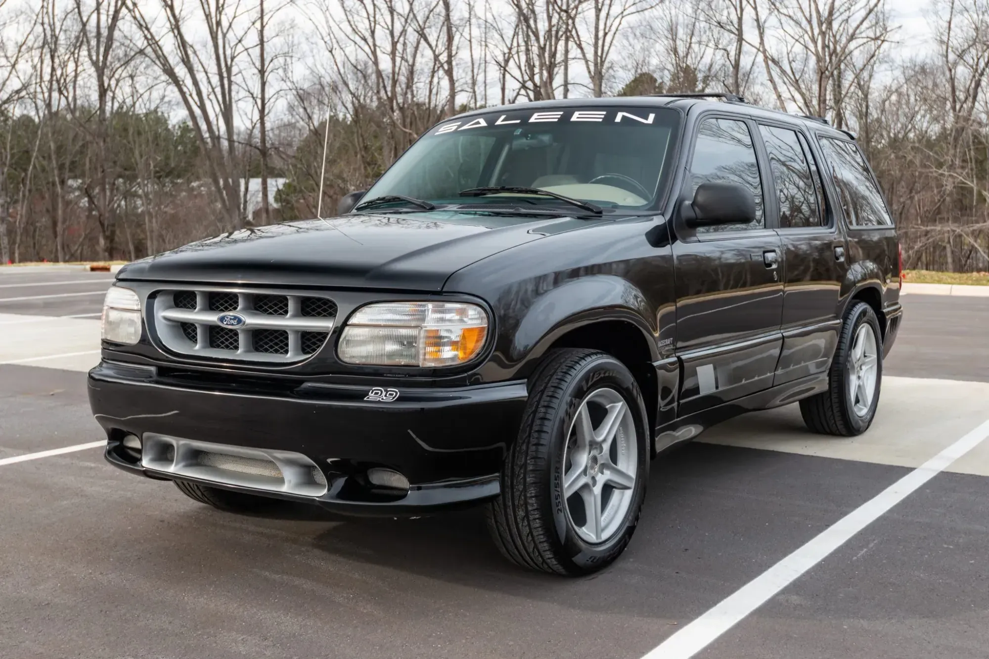 Saleen Ford Explorer Negro