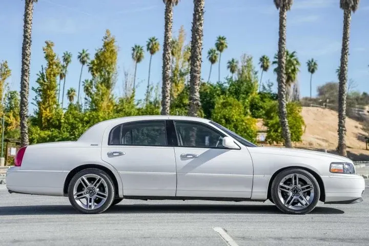 Lateral Lincoln Town Car 2003 Blanco