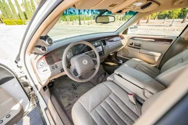 Interior Lincoln Town Car 2003