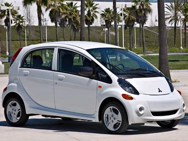 Lateral Mitsubishi i-MiEV Blanco