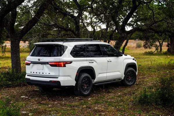 Lateral Toyota Sequoia 2023 Blanca