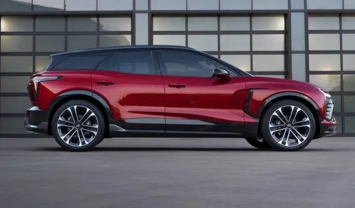 Lateral Chevy Blazer EV RS 2024 Rojo