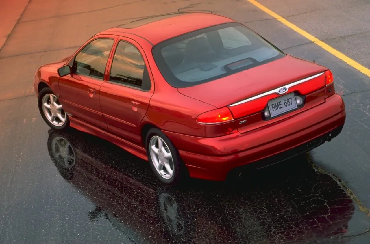 Parte Trasera Ford Contour SVT 1999 Rojo