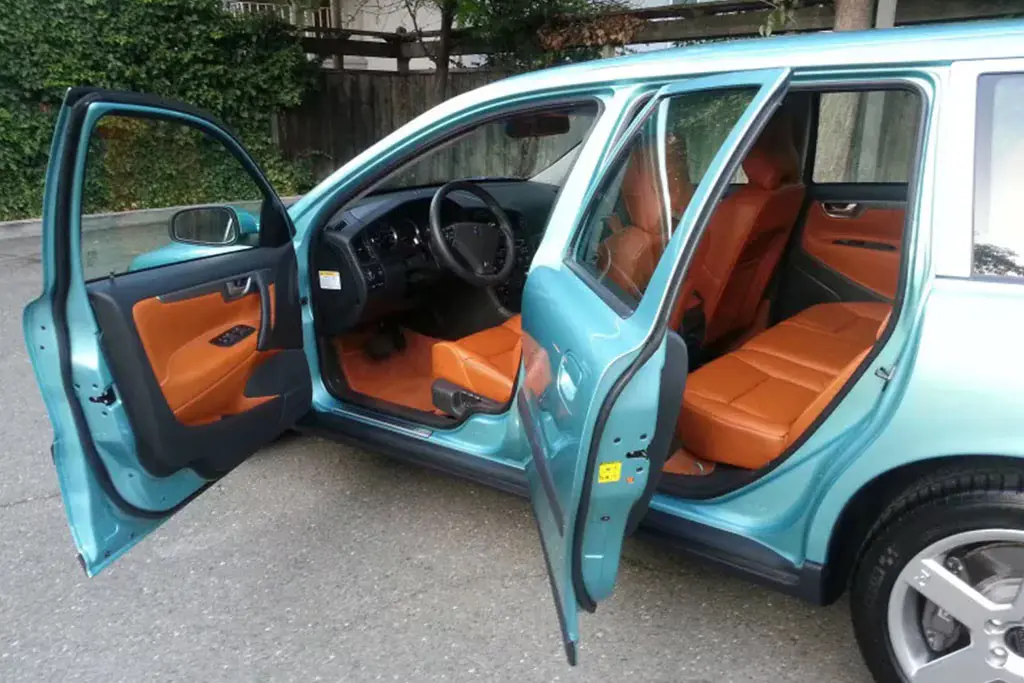 Volvo S60R Teal verde con interior naranja