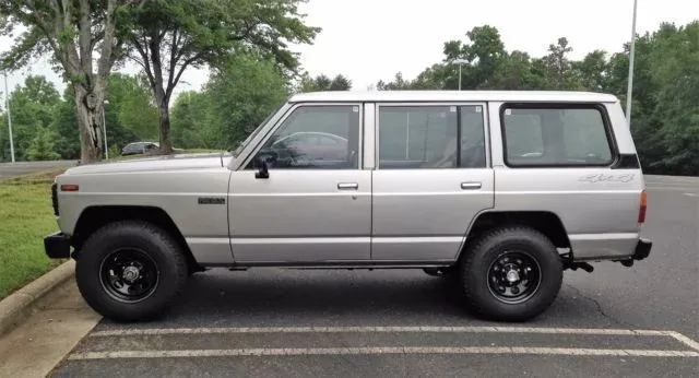 Lateral Nissan Patrol 1984 Plateado