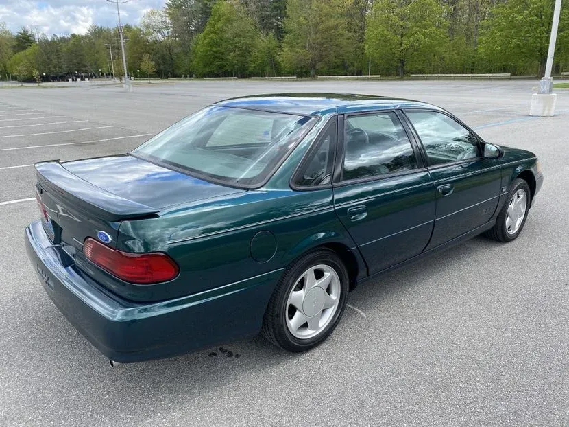 Lateral Ford Taurus SHO 1995 Verde