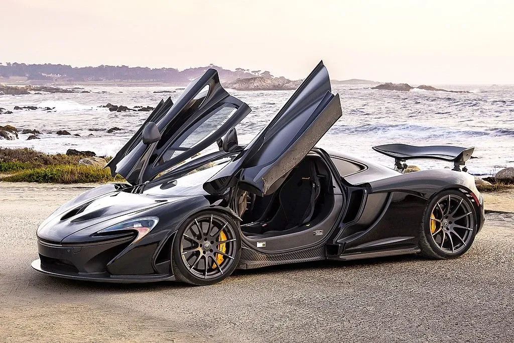 Lateral Puertas Abiertas McLaren P1 2013 Negro