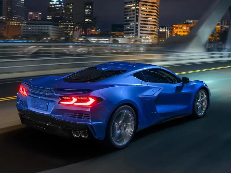 Lateral Chevrolet Corvette E-Ray 2024 Azul Rey