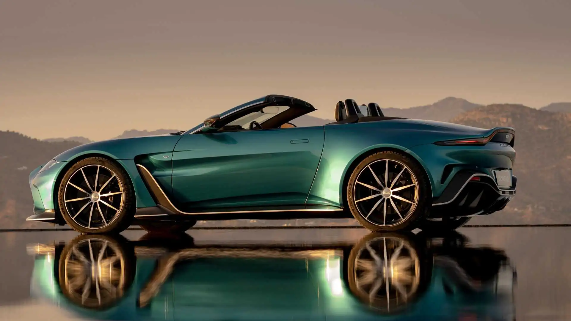 Lateral Aston Martin Vantage Roadster 2023 Turquesa