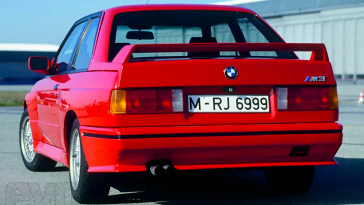 Parte Trasera BMW E30 M3 Rojo