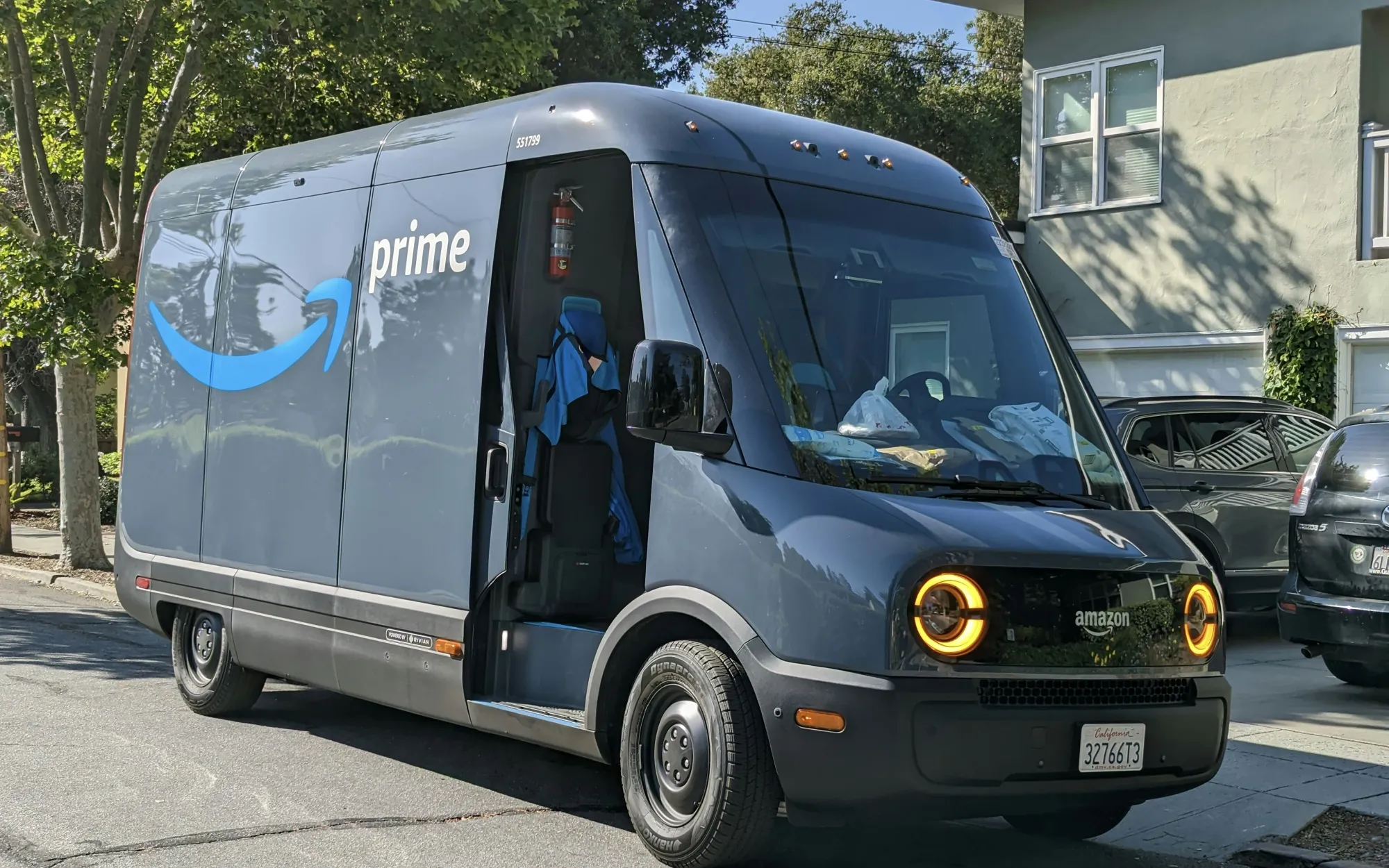 Puerta automática del Rivian Amazon eléctrico