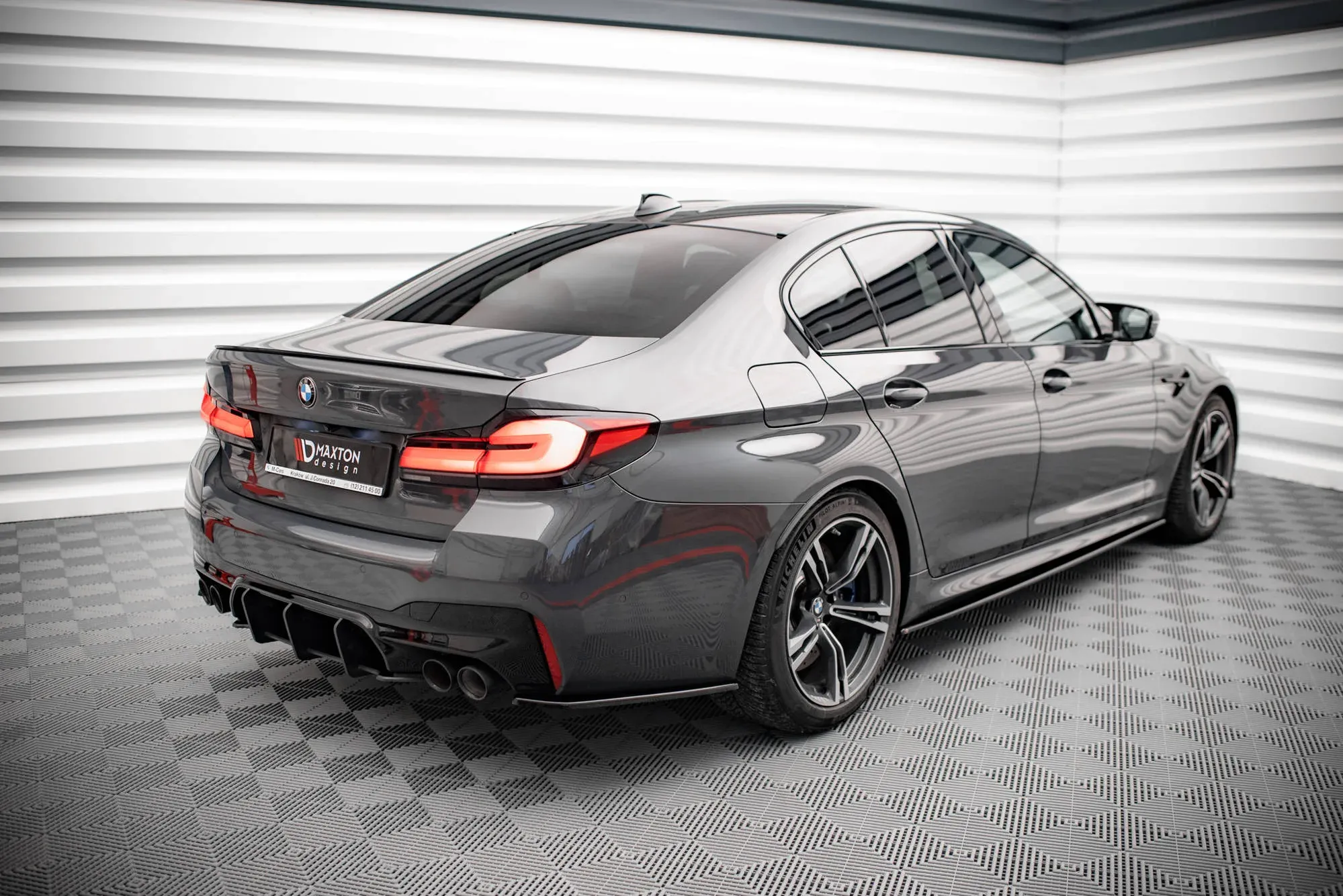 Lateral BMW M5 F90 Gris