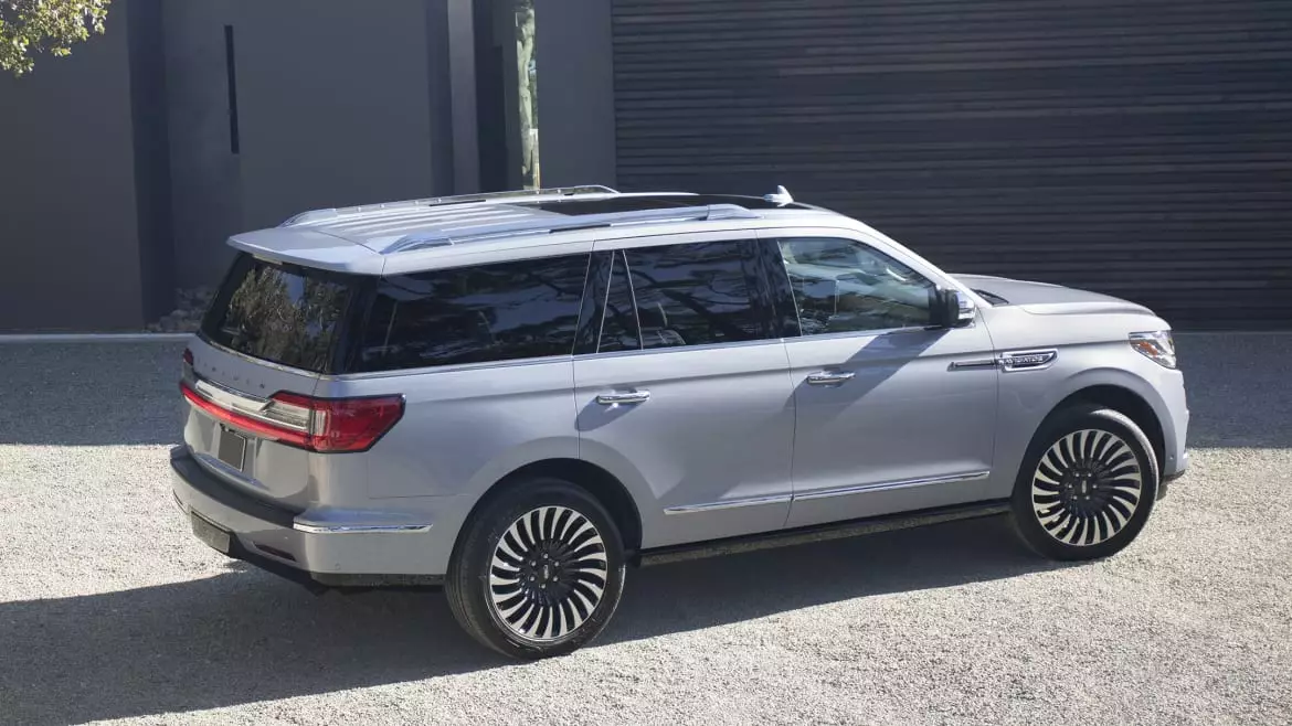 Lateral Lincoln Navigator 2018 Plateado