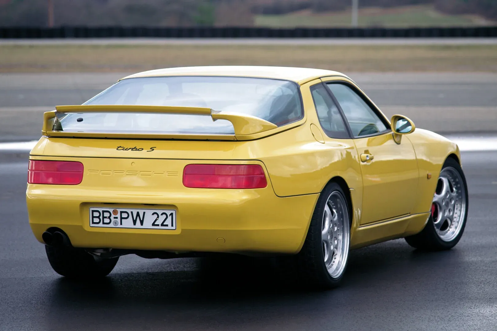 Parte Trasera Porsche 968 Club Sport Amarillo