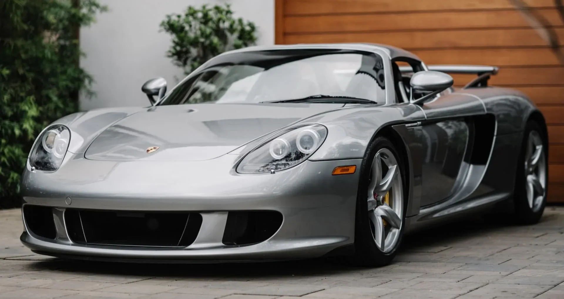 Porsche Carrera GT Plateado