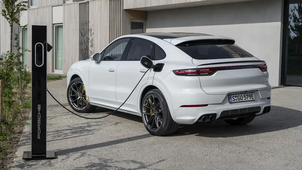 Parte Trasera Porsche Cayenne Turbo S E-Hybrid Coupe 2020 Blanco Cargando Batería