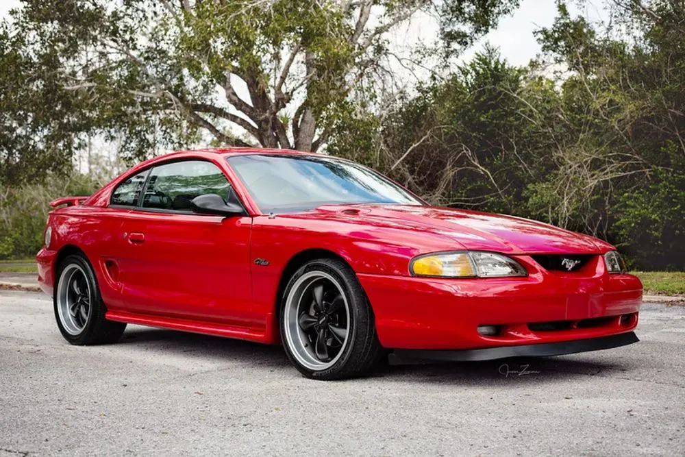 Ford SN95 Mustang Rojo