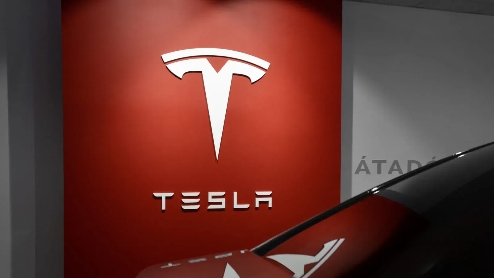 Mural de logo de Tesla y parte de trasera de auto