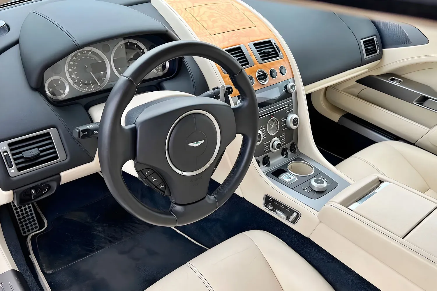 Interior Aston Martin Rapide S 2011