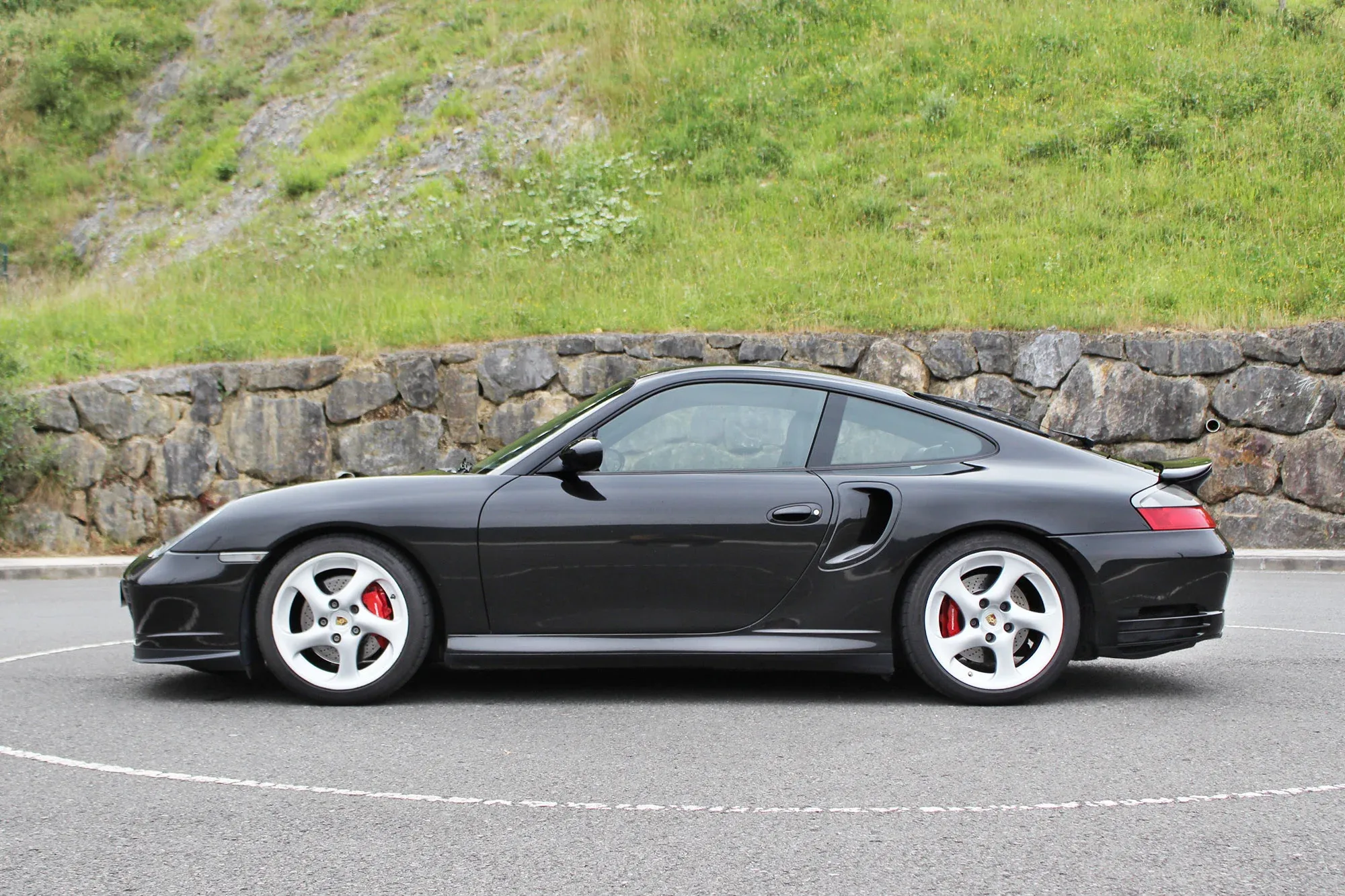 Lateral Porsche 911 Turbo (996) Negro