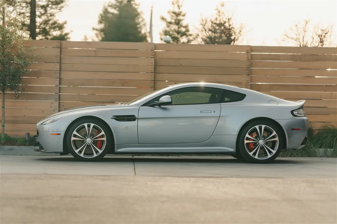 Lateral Aston Martin V12 Vantage S Plateado