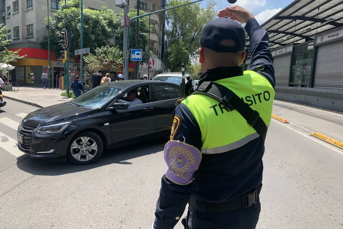 Oficial de transito trabajando en la ciudad