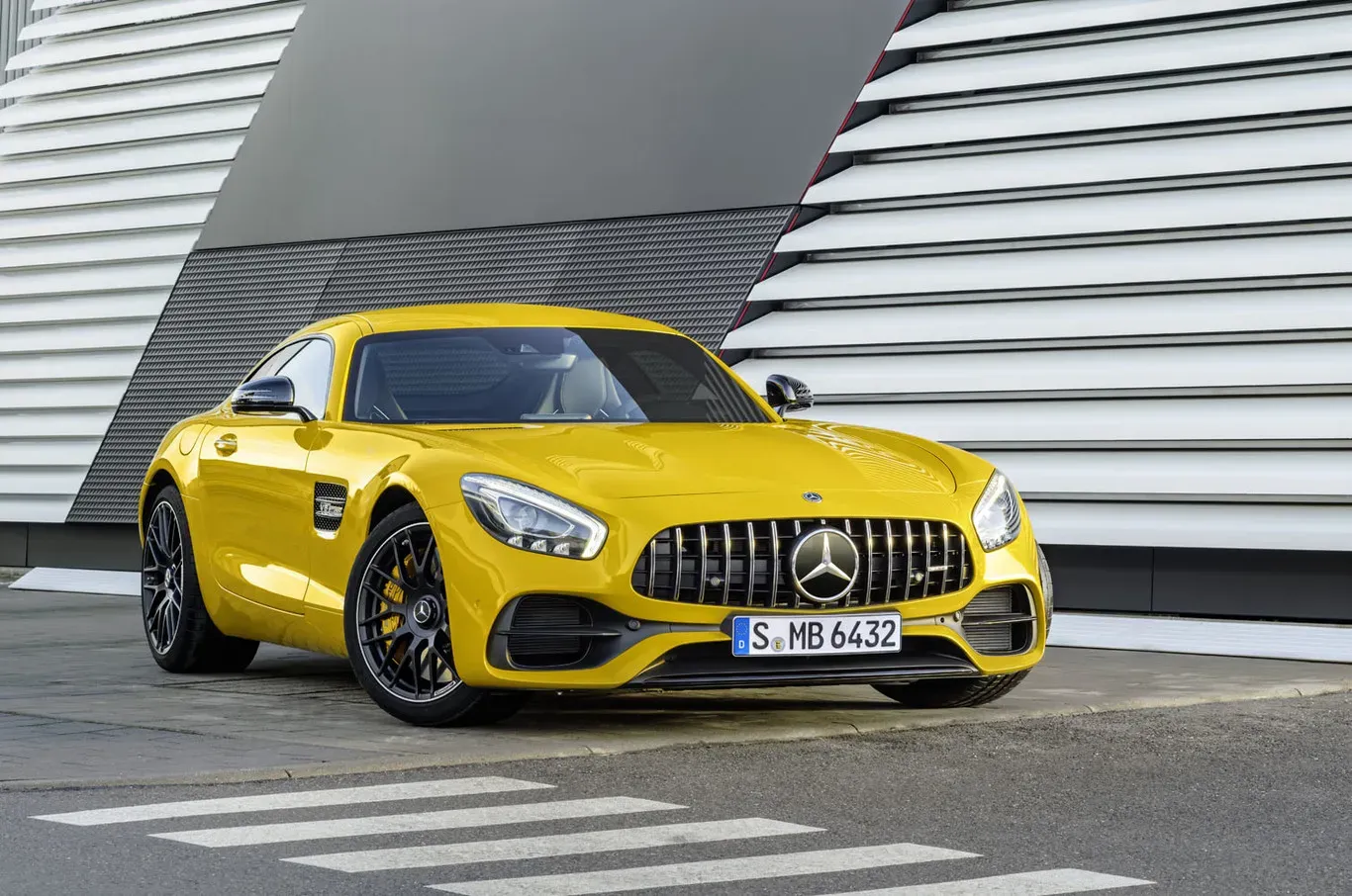 Mercedes-Benz AMG GTS Amarillo