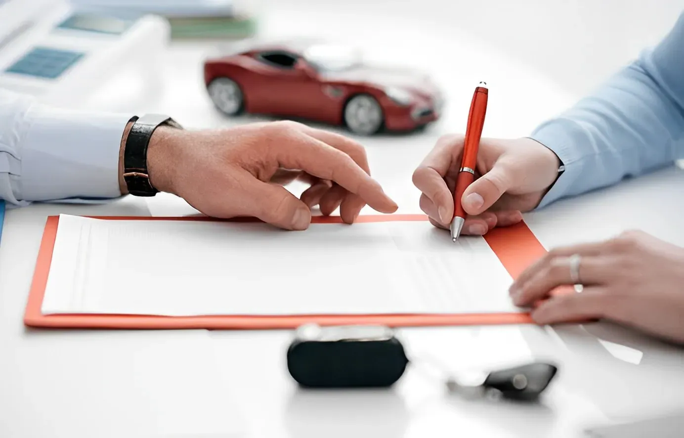 Personas llenando un documento en una mesa 