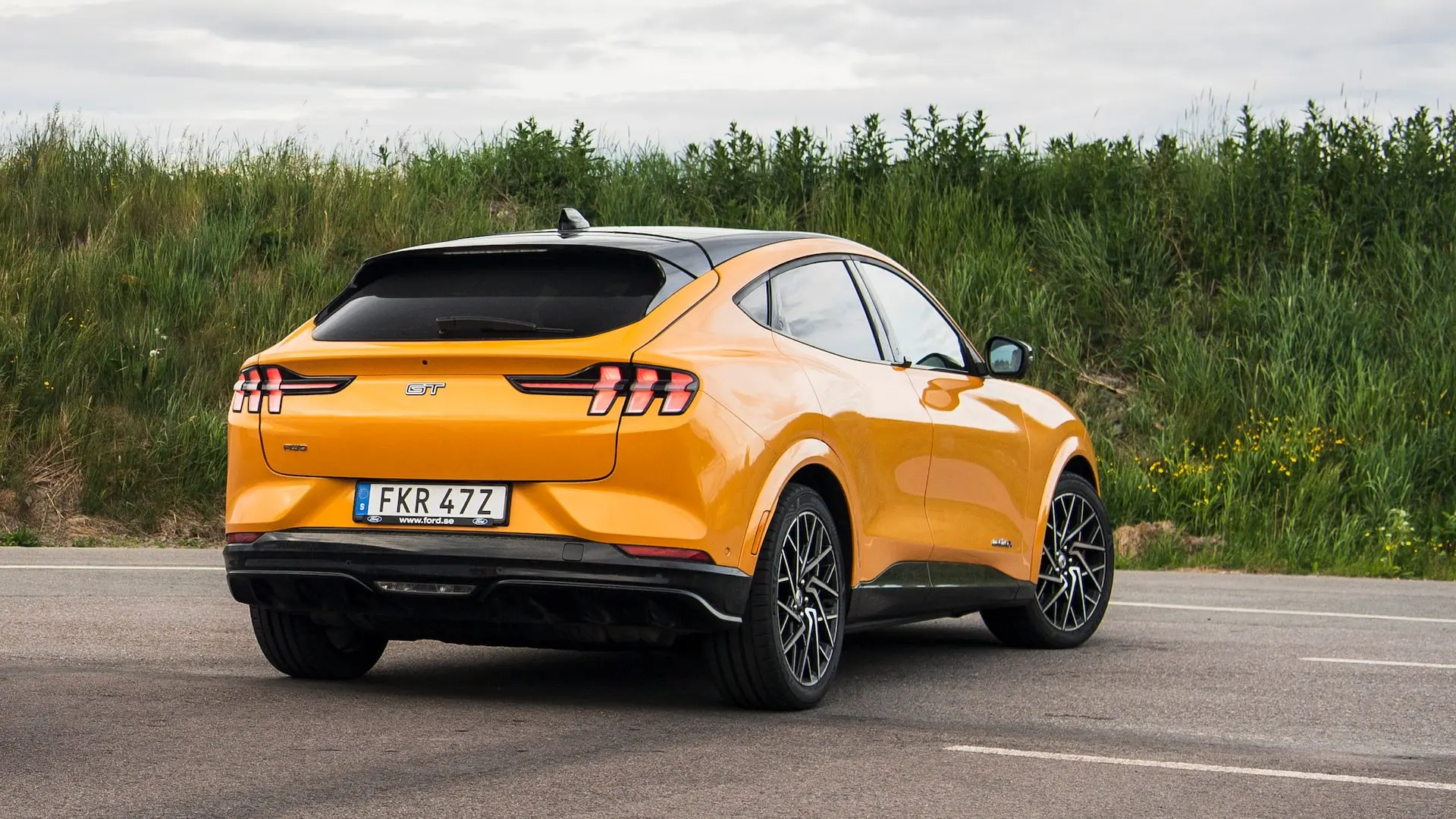 Parte Trasera Ford Mustang Mach-E GT Amarillo