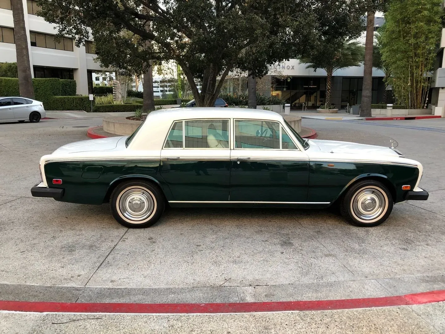 Lateral Rolls Royce Silver Shadow 1973 Verde y Blanco