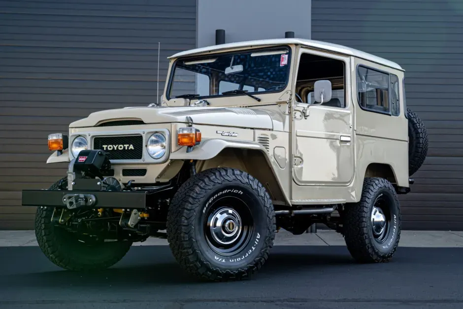 Toyota FJ40 Land Cruiser 1984 Beige