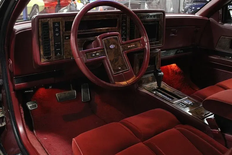 Interior Buick Riviera 1989