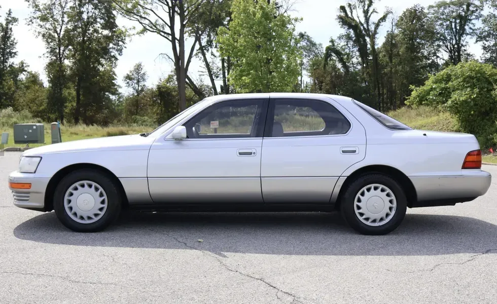 Lateral Lexus LS400 del 1990 Plateado