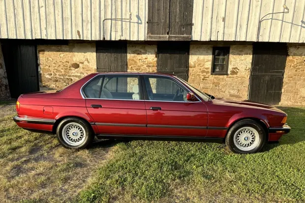 Lateral BMW 750iL 1991 Rojo