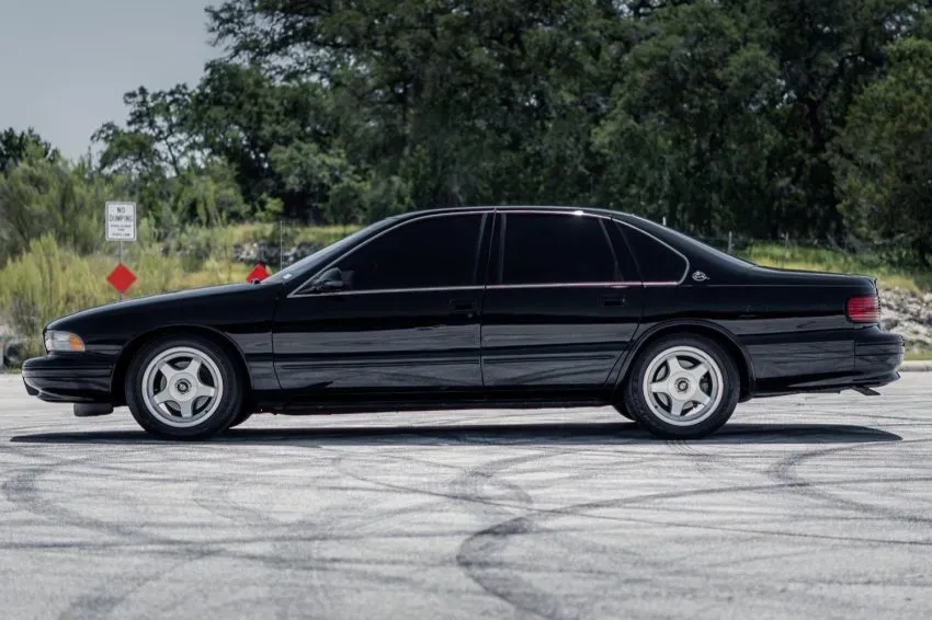 Lateral Chevy Impala SS 1996 Negro