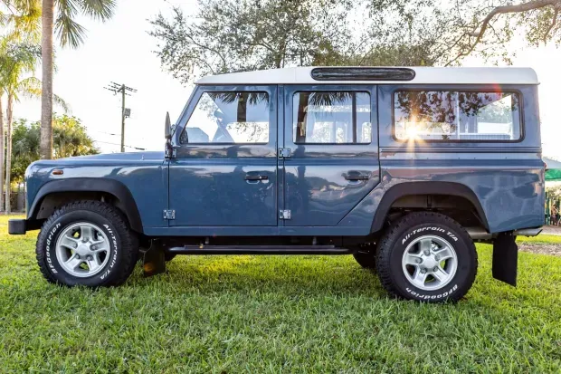 Lateral Land Rover Defender 1997 Azul