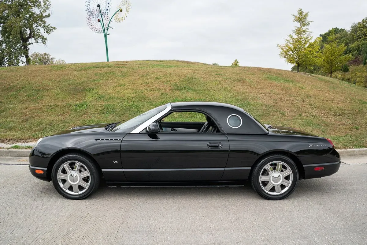 Lateral Ford Thunderbird 2004  Negro