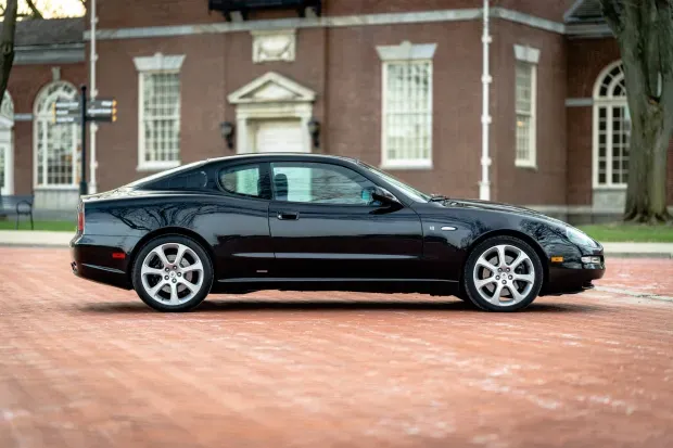 Lateral Maserati Coupé 2004 Negro