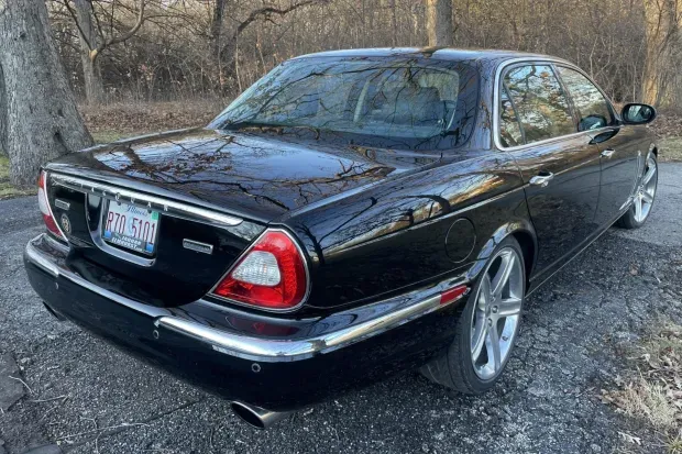 Parte Trasera Jaguar XJ Super V8 2006 Negro