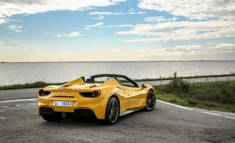 Parte Trasera Ferrari 488 Spyder Amarillo