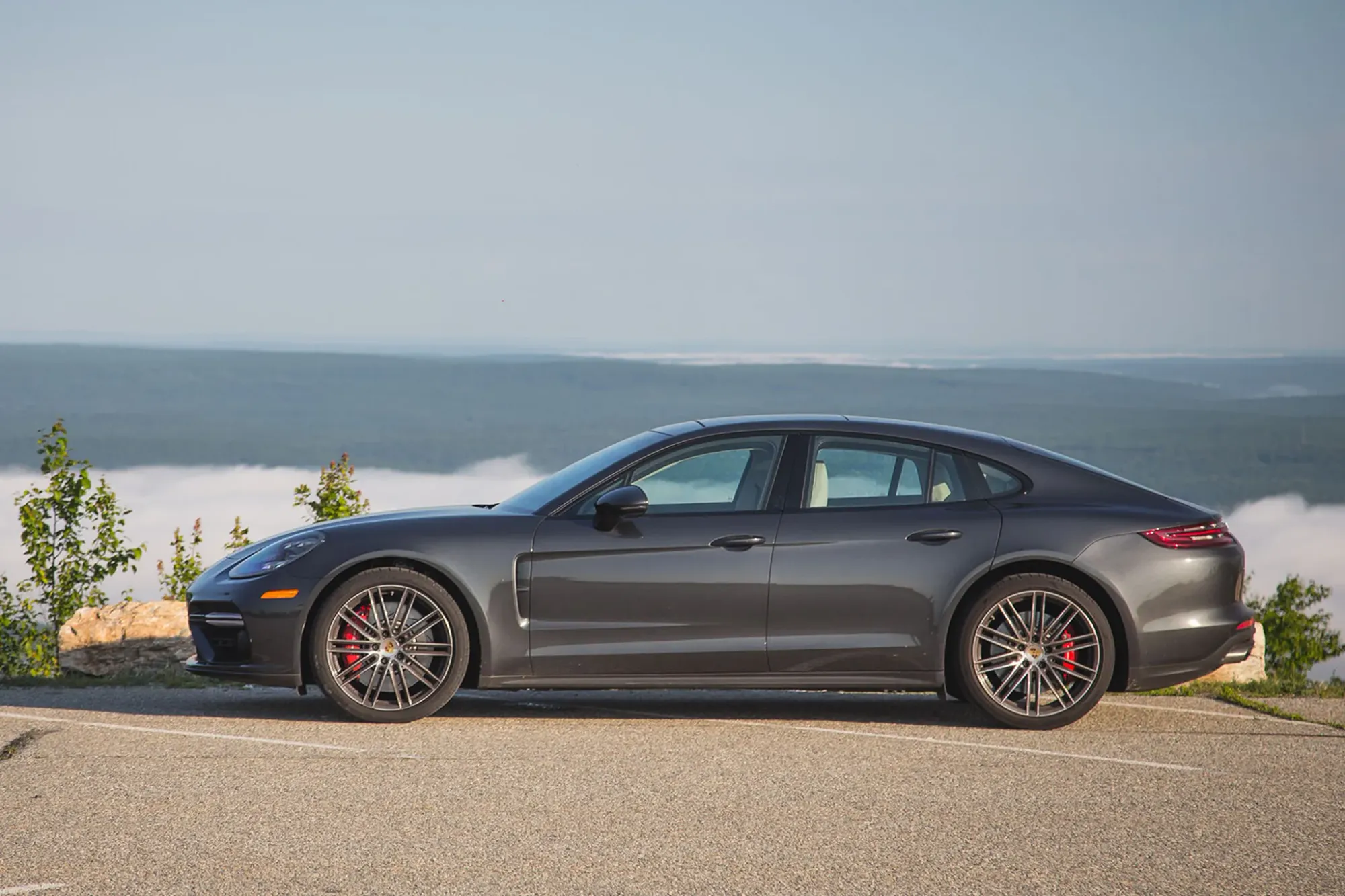 Lateral Porsche Panamera Turbo 2017 Gris