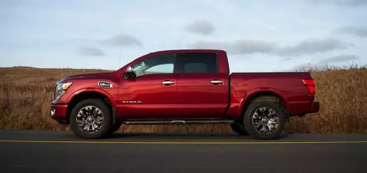 Lateral Nissan Titan Platinum Reserve 2017 Rojo