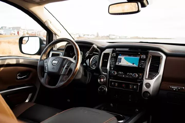 Interior Nissan Titan Platinum Reserve 2017