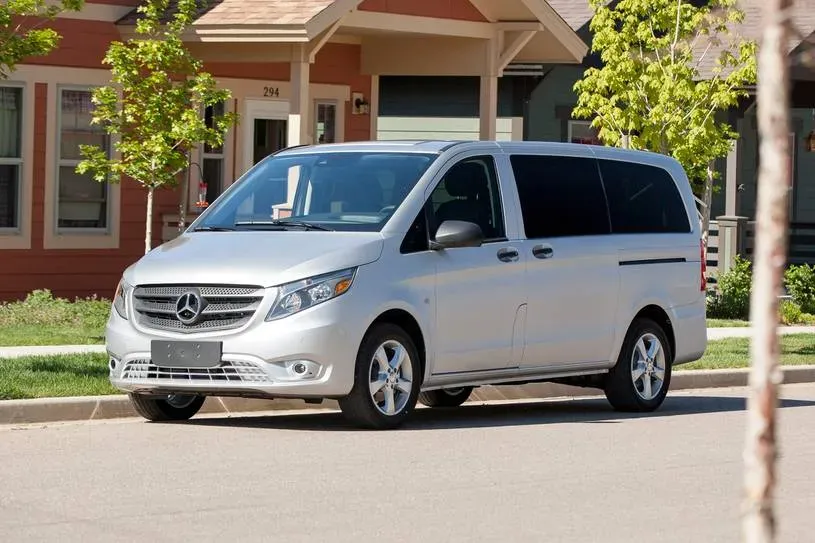 Lateral Mercedes-Benz Metris 2017 Plateado