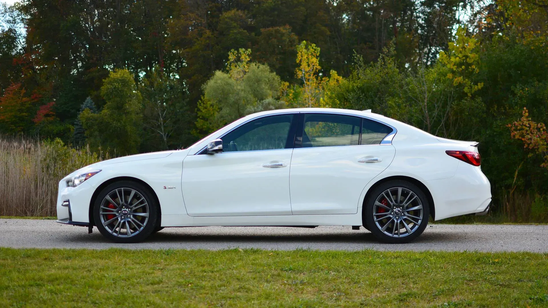 Lateral Infiniti Q50 Red Sport 400 Blanco