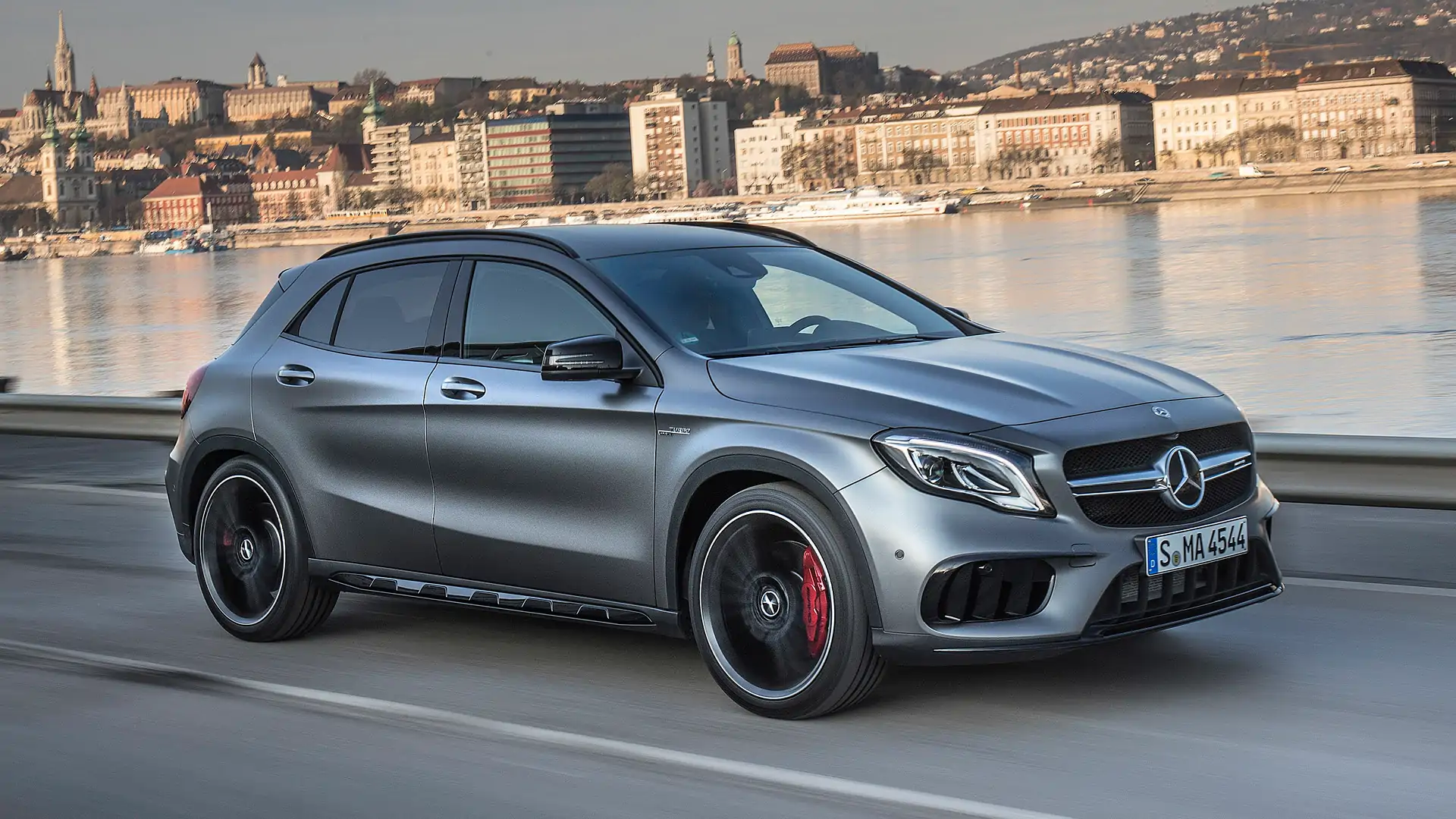 Mercedes-Benz AMG GLA 45 Gris