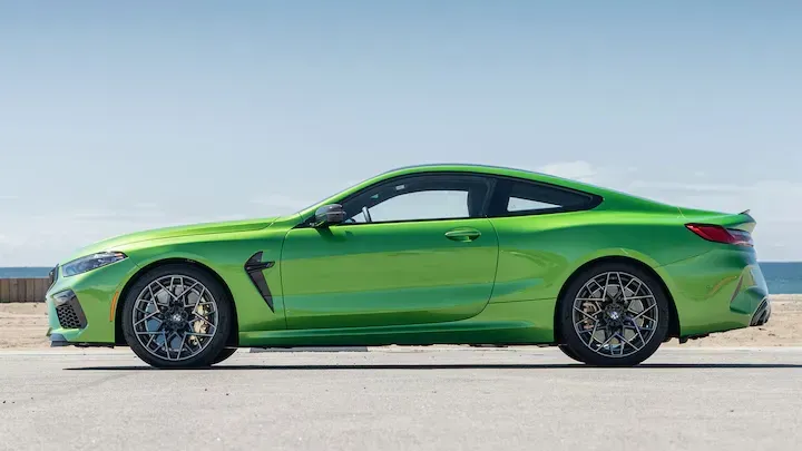 Lateral BMW M8 Competition 2020 Verde