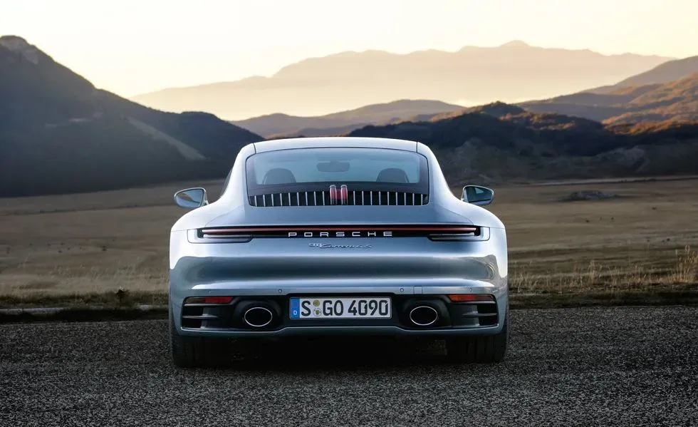 Parte Trasera Porsche 911 Carrera S 2020 Plateado