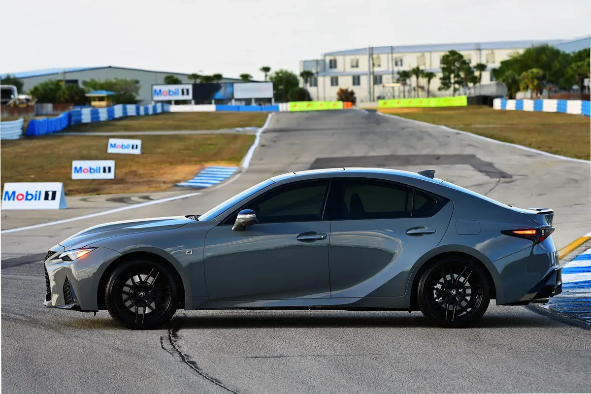 Lateral Lexus IS 500 F Sport Gris